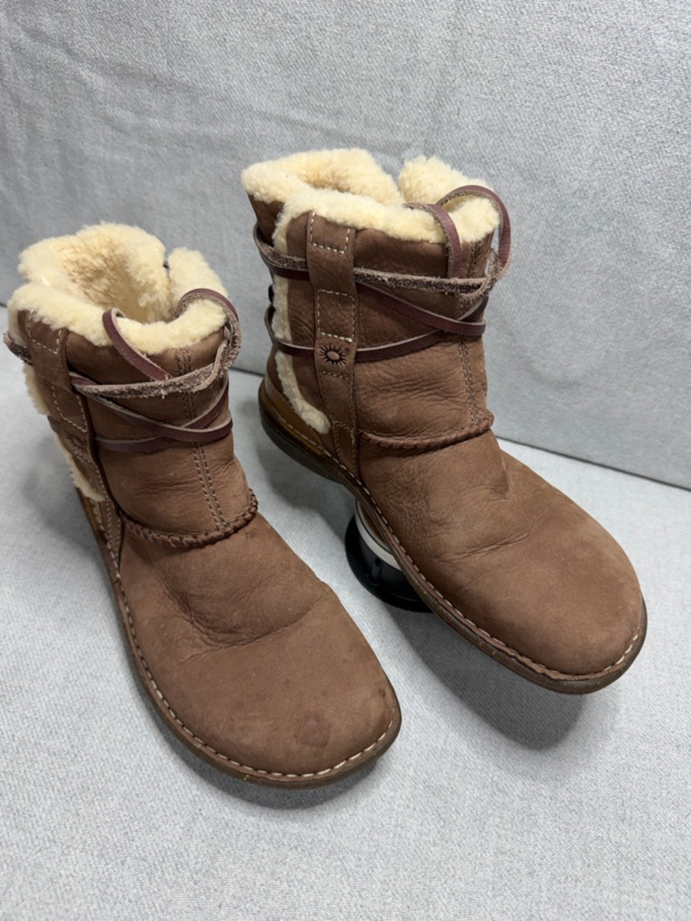 EUC Women's UGG Chestnut Shearling-Lined Boot Interior W6